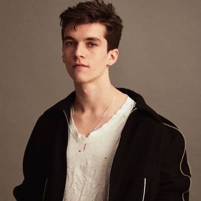 Fionn Whitehead Wiki, Age, Bio, Height, Girlfriend, Career, Salary